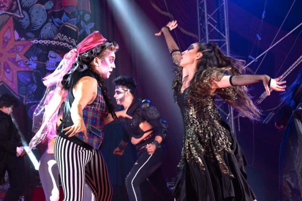 Artistas en show El Extraordinario Circo de Halloween